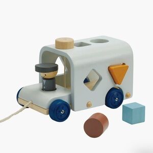 Plan toys Sorting Bus Orchard-damaged box, but new never used